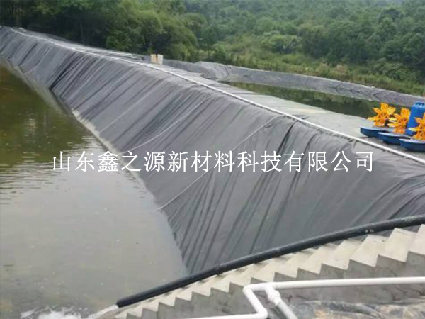 問：魚塘養(yǎng)殖防滲膜的周圍可以貼瓷磚嗎？