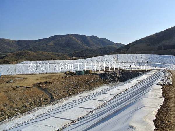 礦山施工是如何選擇鋪設(shè)防滲復(fù)合土工膜的？