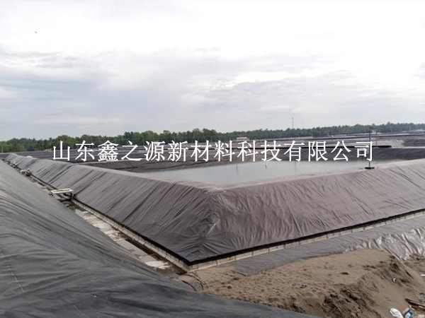 大風(fēng)天氣下鋪設(shè)沼氣池黑膜的技巧：安全高效，創(chuàng)新應(yīng)對(duì)