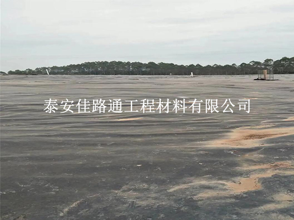 沼氣池黑膜運(yùn)輸“三字訣”：穩(wěn)、護(hù)、查